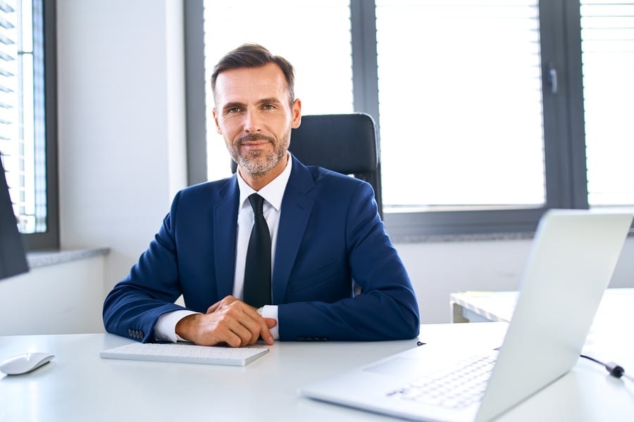 financial advisor using online marketing